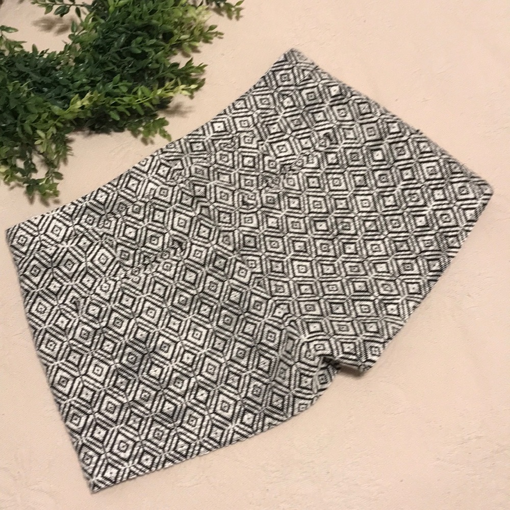 ⬇️ Banana Republic - Black & White Shorts - 4 - Picture 2 of 8